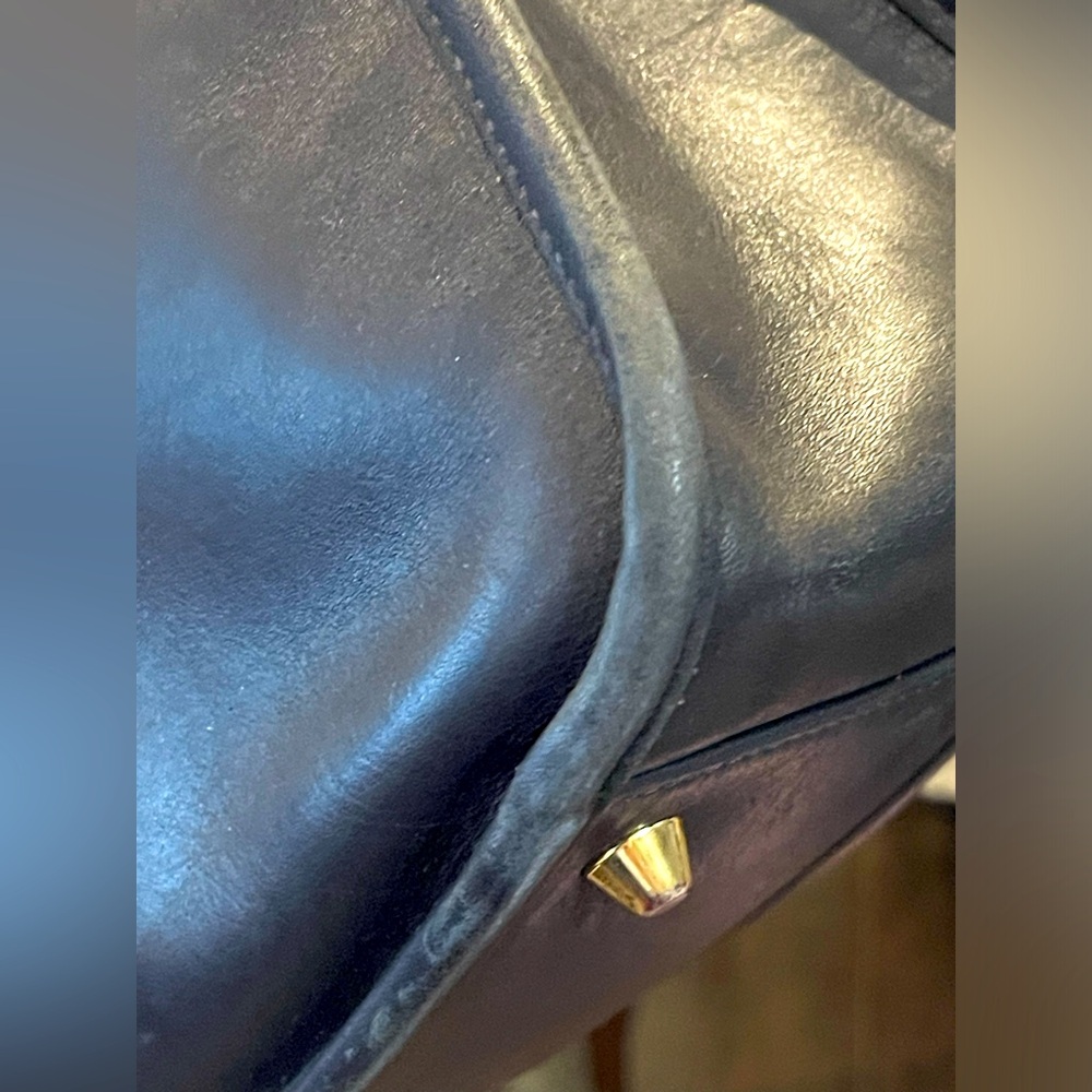 Coach vintage legacy zip bag in black leather with gold tone hardware in EUC - Picture 7 of 13